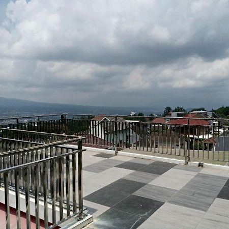 Villa Valencia Batu  Exterior photo